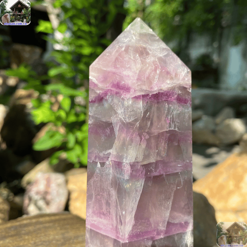 Fluorite tím được hình thành chủ yếu trong các mạch nhiệt dịch, các khoáng sản kim loại và trong các loại đá trầm tích Fluorite tím được hình thành chủ yếu trong các mạch nhiệt dịch, các khoáng sản kim loại và trong các loại đá trầm tích