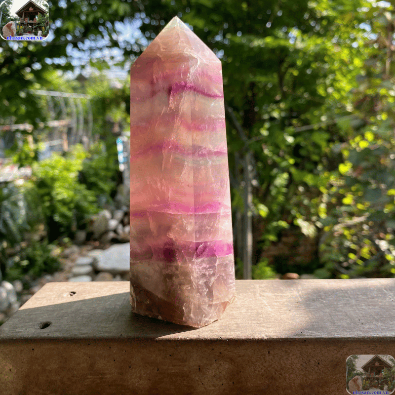 Đặt một trụ đá Fluorite tím trên bàn làm việc, bàn học, năng lượng của nó sẽ giúp tăng cường sự tập trung Đặt một trụ đá Fluorite tím trên bàn làm việc, bàn học, năng lượng của nó sẽ giúp tăng cường sự tập trung