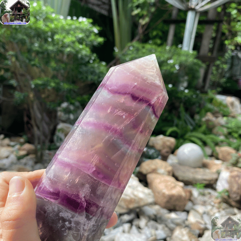Màu tím trong đá Fluorite tím thường là do sự thay thế một phần nguyên tử Canxi bởi các nguyên tố hiếm Màu tím trong đá Fluorite tím thường là do sự thay thế một phần nguyên tử Canxi bởi các nguyên tố hiếm