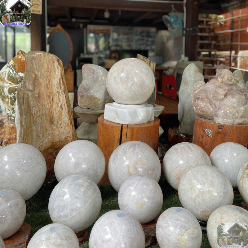 Thạch anh được coi là một loại đá tương đối cứng và bền Thạch anh được coi là một loại đá tương đối cứng và bền