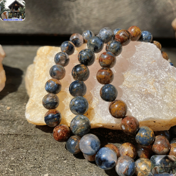 Đặc điểm nổi bật của Pietersite chính là hiệu ứng quang học Đặc điểm nổi bật của Pietersite chính là hiệu ứng quang học