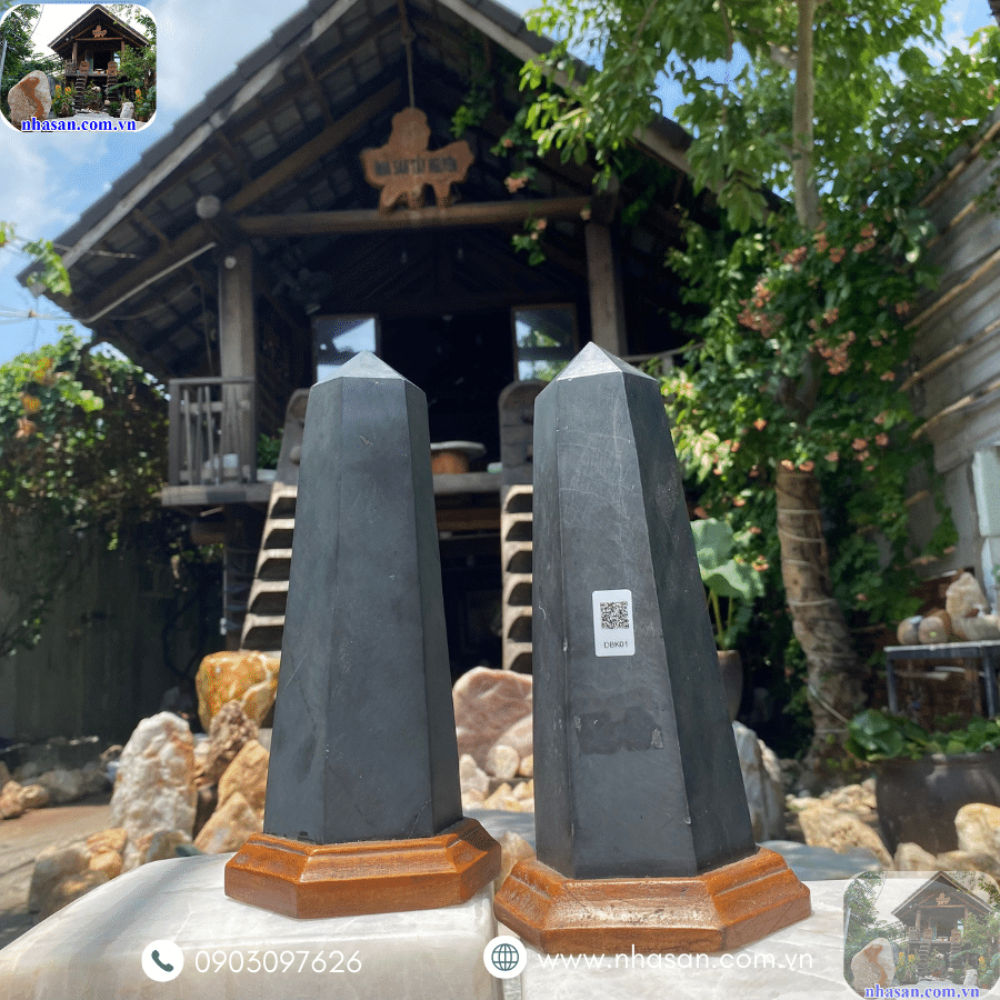 Đây là một dạng thủy tinh núi lửa tự nhiên được tạo ra từ sự phun trào của măc ma  Đây là một dạng thủy tinh núi lửa tự nhiên được tạo ra từ sự phun trào của măc ma