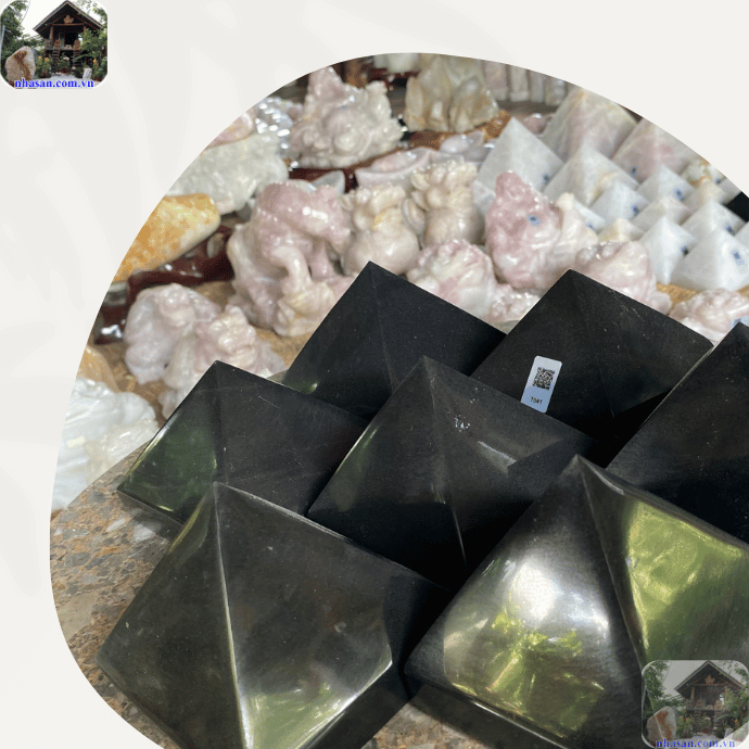 Vẻ đẹp độc đáo của Hắc Diệu Thạch khiến nó trở thành loại đá quý được ưa chuộng Vẻ đẹp độc đáo của Hắc Diệu Thạch khiến nó trở thành loại đá quý được ưa chuộng