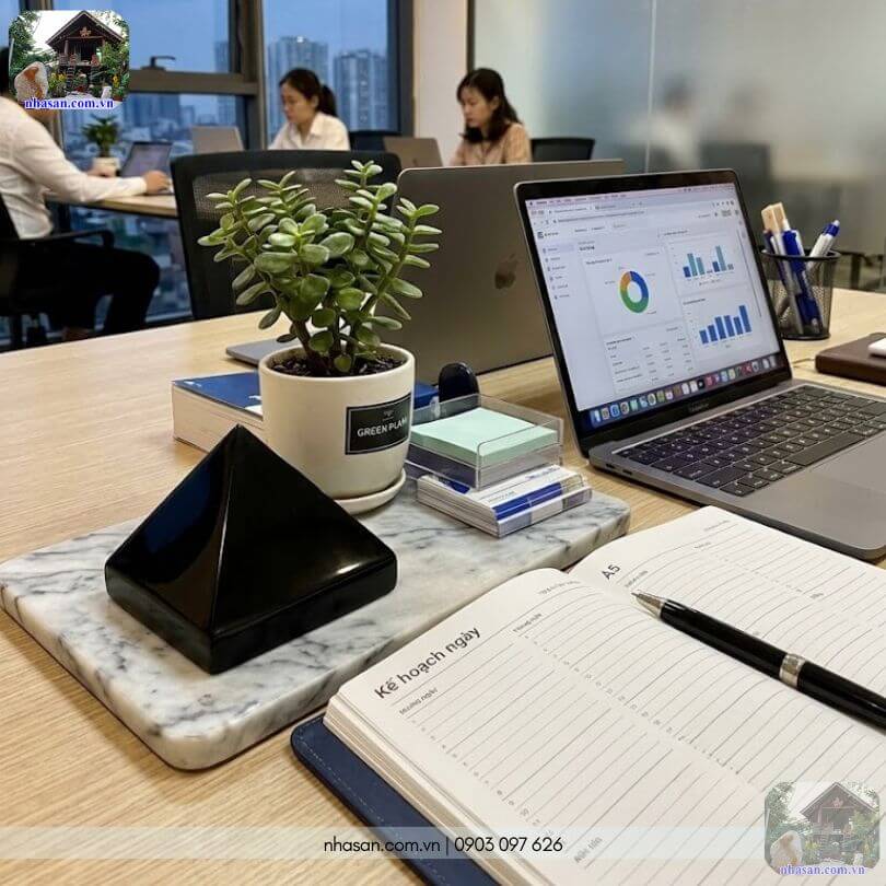 đá kim tự tháp bồ kết đen Đặt khối đá kim tự tháp bồ kết đen trên bàn làm việc