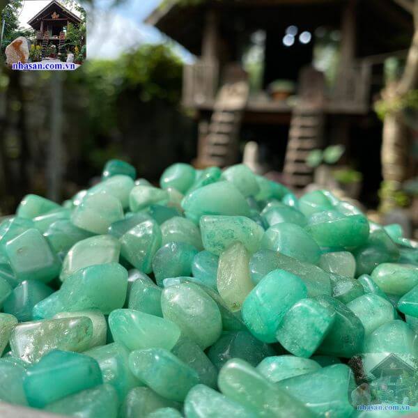 Đá luân xa cổ họng được liên kết với màu xanh lam và biểu thị cho sự sáng tạo, giao tiếp Đá luân xa cổ họng được liên kết với màu xanh lam và biểu thị cho sự sáng tạo, giao tiếp