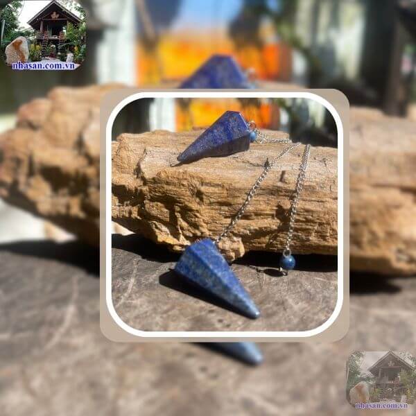 Lapis lazuli là một loại đá quý màu xanh lam đậm Lapis lazuli là một loại đá quý màu xanh lam đậm