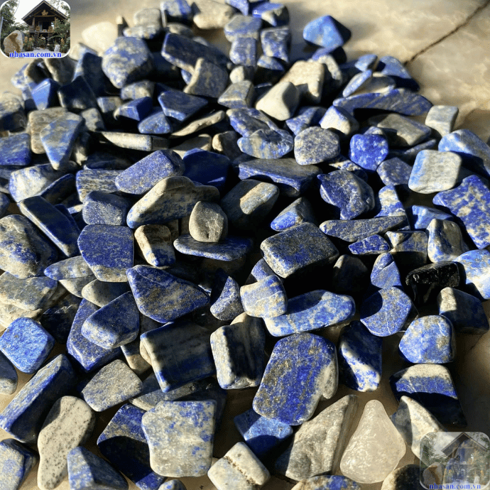 Đá thật có màu xanh lam không đồng đều, có đốm Đá thật có màu xanh lam không đồng đều, có đốm