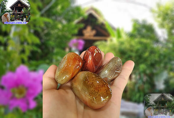 Đá mã não đỏ được chế tác thành chặn giấy trang trí Đá mã não đỏ được chế tác thành chặn giấy trang trí