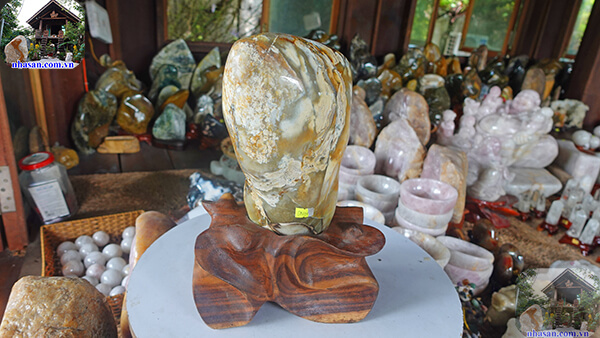 Trụ đá mã não tự nhiên trang trí phòng khách  Trụ đá mã não tự nhiên trang trí phòng khách