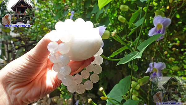 Đá mã não trắng chế tác thành vòng tay hoặc chặn giấy Đá mã não trắng chế tác thành vòng tay hoặc chặn giấy