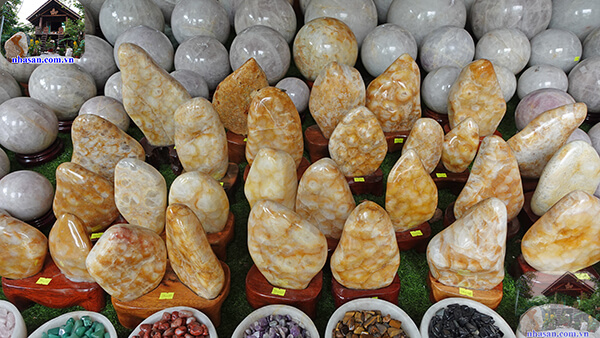 Đá phong thủy tự nhiên thường có rung cảm năng lượng mạnh mẽ Đá phong thủy tự nhiên thường có rung cảm năng lượng mạnh mẽ