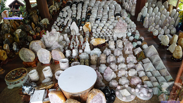 Đá phong thủy tại Nhà Sàn Tây Nguyên