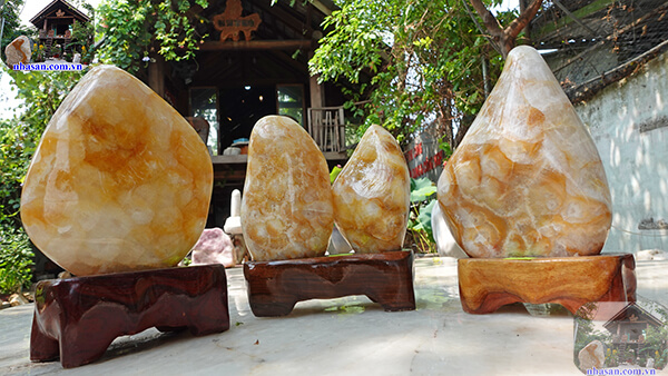 Trụ đá thạch anh bông vàng tài lộc
