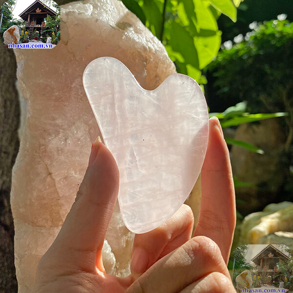 Đá massage mặt gua sha làm từ thạch anh hồng Đá massage mặt gua sha làm từ thạch anh hồng
