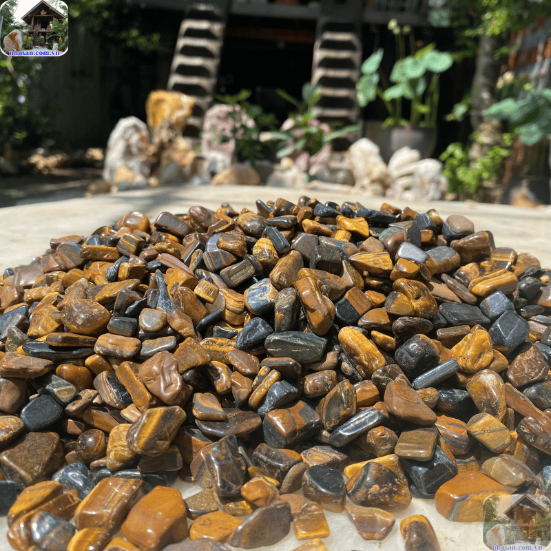 Đá mắt hổ (Tiger's Eye) là một biến thể của thạch anh, nổi bật với cấu trúc sợi amiăng Đá mắt hổ (Tiger's Eye) là một biến thể của thạch anh, nổi bật với cấu trúc sợi amiăng