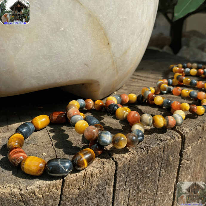 Đá mắt hổ tam tài là một loại đá quý được kết hợp từ ba màu sắc đặc trưng Đá mắt hổ tam tài là một loại đá quý được kết hợp từ ba màu sắc đặc trưng