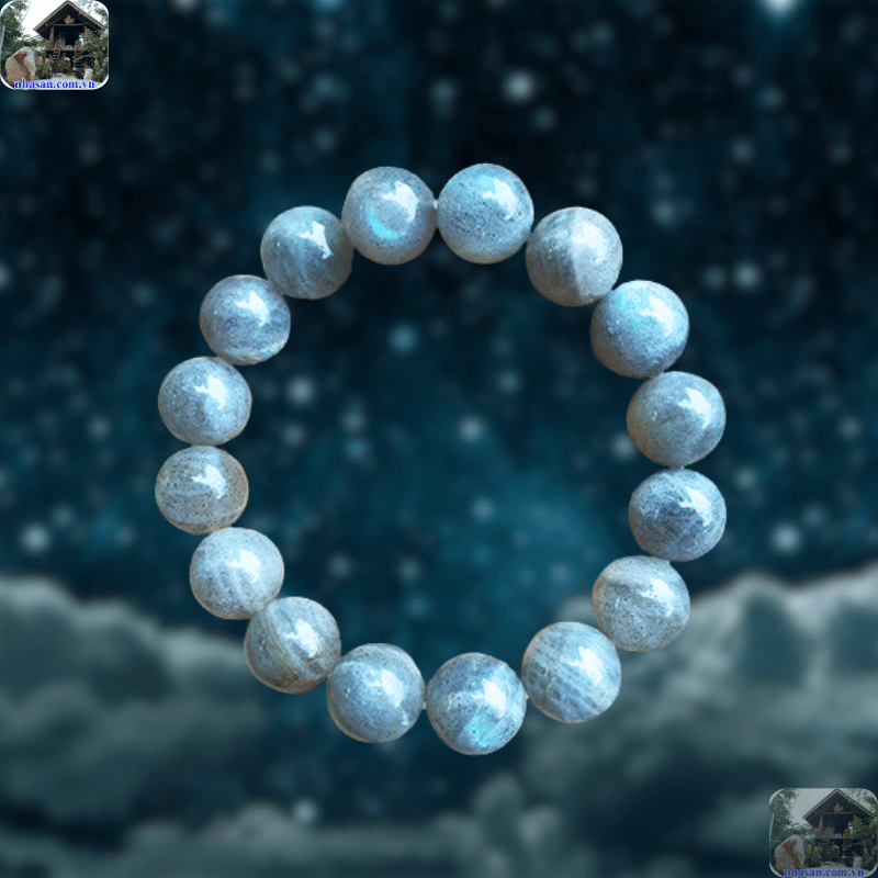 Moonstone tác động trực tiếp lên luân xa giúp khai mở tâm trí và cảm xúc. Moonstone tác động trực tiếp lên luân xa giúp khai mở tâm trí và cảm xúc.