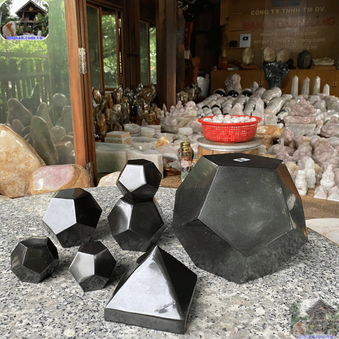 Đá núi lửa đen thuộc hành Thủy, sẽ truyền năng lượng tích cực cho người mệnh Mộc Đá núi lửa đen thuộc hành Thủy, sẽ truyền năng lượng tích cực cho người mệnh Mộc