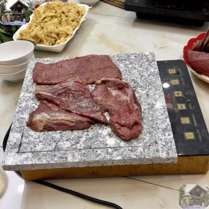 Đá nướng thịt là loại đá tự nhiên có khả năng chịu nhiệt cao Đá nướng thịt là loại đá tự nhiên có khả năng chịu nhiệt cao