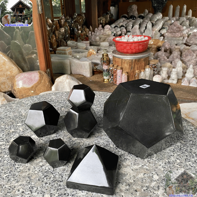 Năng lượng mạnh mẽ của đá obsidian giúp xoa dịu căng thẳng, lo âu Năng lượng mạnh mẽ của đá obsidian giúp xoa dịu căng thẳng, lo âu