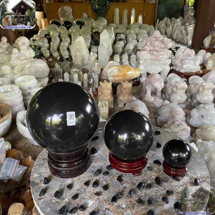 Đá obsidian là một trong những loại đá phong thủy được ưa chuộng Đá obsidian là một trong những loại đá phong thủy được ưa chuộng