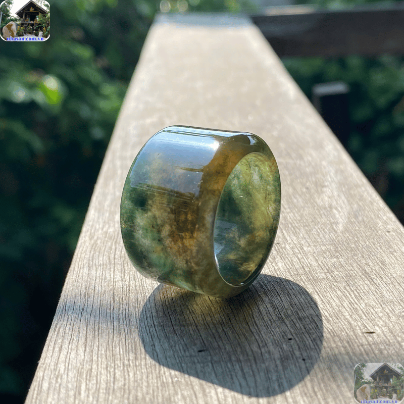 Các vết nứt của đá có thể xuất hiện do nhiều nguyên nhân vật lý đơn giản Các vết nứt của đá có thể xuất hiện do nhiều nguyên nhân vật lý đơn giản