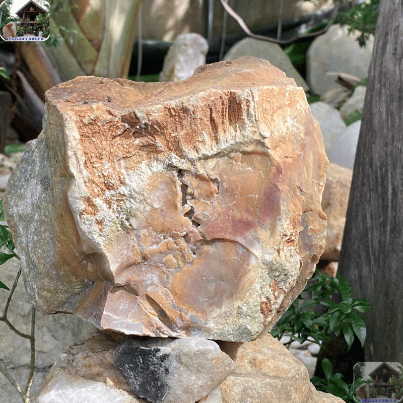 Một số vết nứt không phải do tác động bên ngoài mà là đặc điểm vốn có của viên đá Một số vết nứt không phải do tác động bên ngoài mà là đặc điểm vốn có của viên đá