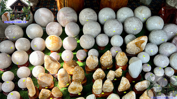 Đá phong thủy là loại đá có nhiều màu sắc đa dạng Đá phong thủy là loại đá có nhiều màu sắc đa dạng