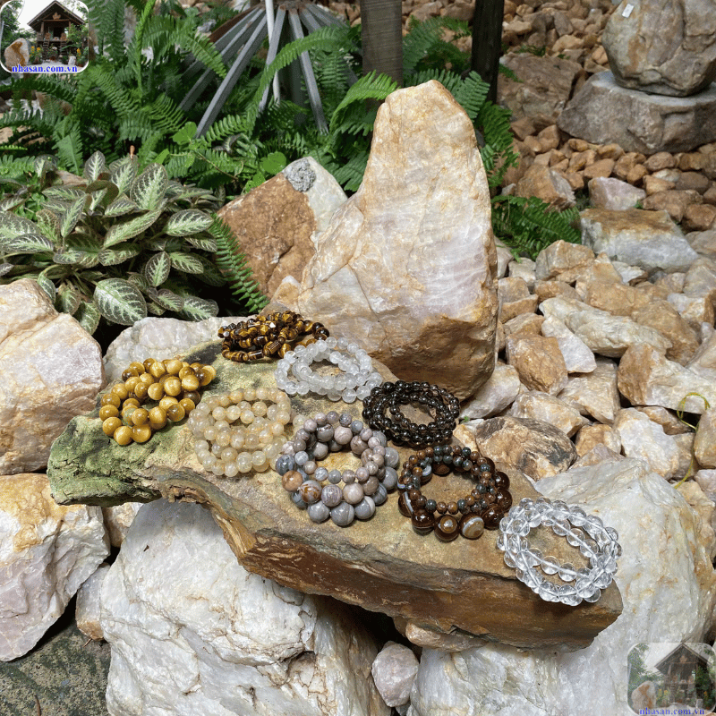 Đá tự nhiên khi cầm lên tay thường có cảm giác mát lạnh Đá tự nhiên khi cầm lên tay thường có cảm giác mát lạnh