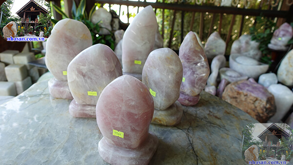 Nên thanh tẩy năng lượng đá trước khi trưng bày Nên thanh tẩy năng lượng đá trước khi trưng bày