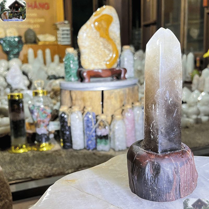 Đặt trụ thạch anh khói nếu nhà bị đường đâm thẳng hoặc đối diện cột điện Đặt trụ thạch anh khói nếu nhà bị đường đâm thẳng hoặc đối diện cột điện