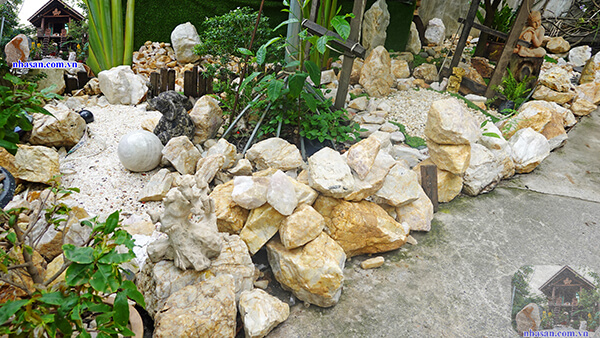 Đá phong thủy còn được dùng để trang trí tiểu cảnh Đá phong thủy còn được dùng để trang trí tiểu cảnh