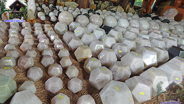 Đá phong thủy mang khí chất hình dáng khác nhau Đá phong thủy mang khí chất hình dáng khác nhau