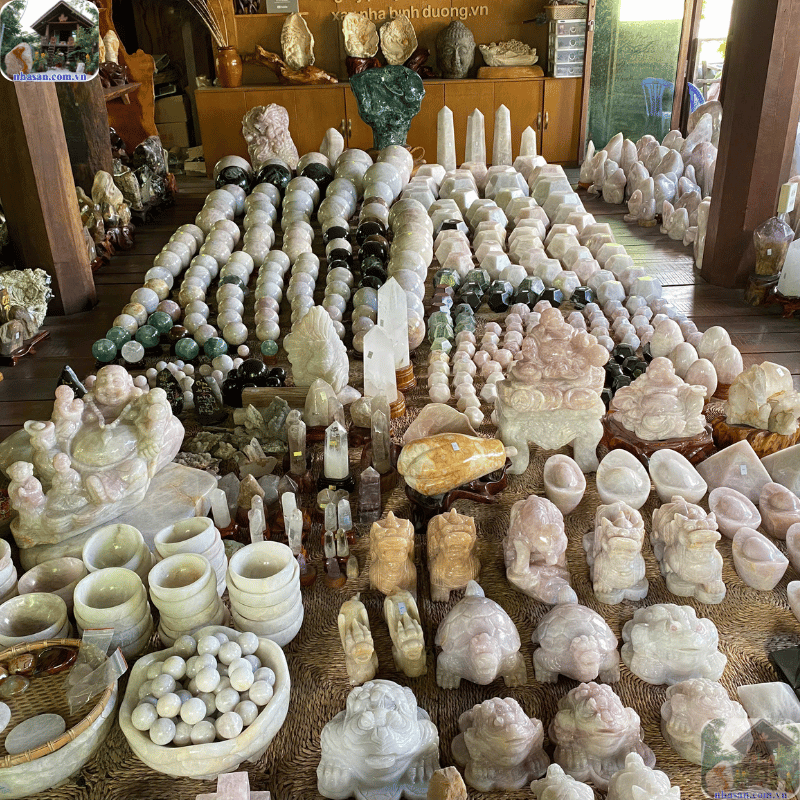 Đá tự nhiên phải có độ trong, màu sắc tự nhiên, không bị nứt vỡ hay qua xử lý hóa chất  Đá tự nhiên phải có độ trong, màu sắc tự nhiên, không bị nứt vỡ hay qua xử lý hóa chất