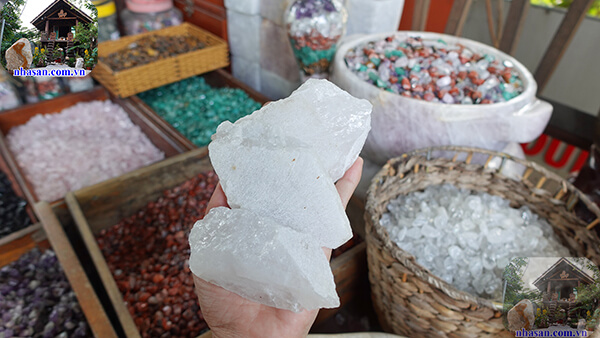 Rải đá thạch anh vụn trắng sẽ giúp trung hòa địa khí Rải đá thạch anh vụn trắng sẽ giúp trung hòa địa khí