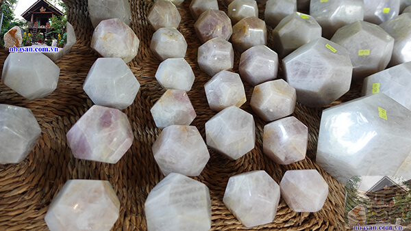 Năng lượng từ đá giúp truyền tải nguồn năng lượng tích cực cho chủ nhân Năng lượng từ đá giúp truyền tải nguồn năng lượng tích cực cho chủ nhân