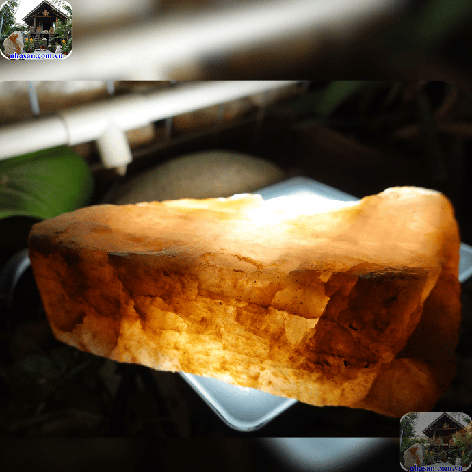 Đá thạch anh có độ trong suốt đến mờ đục và có lẫn các tạp chất Đá thạch anh có độ trong suốt đến mờ đục và có lẫn các tạp chất