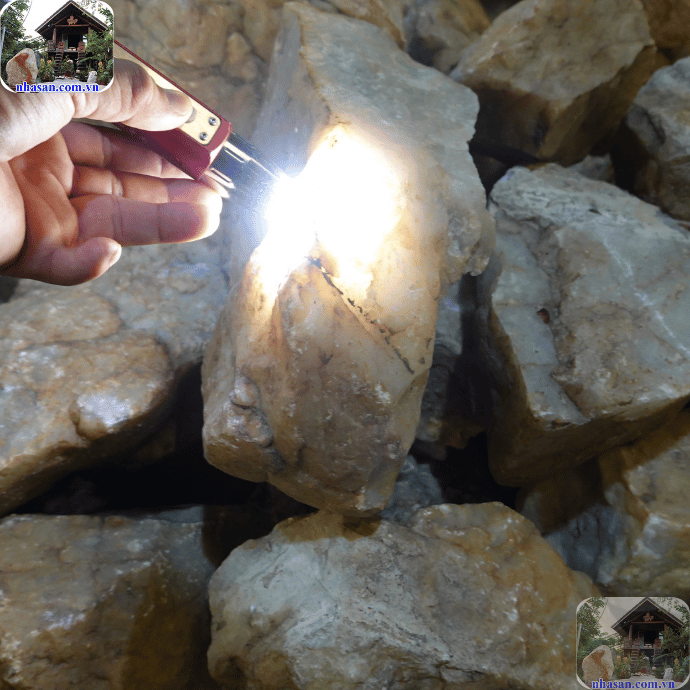 Thạch anh có độ bền cao và khả năng hấp thụ, khuếch tán năng lượng mạnh mẽ Thạch anh có độ bền cao và khả năng hấp thụ, khuếch tán năng lượng mạnh mẽ