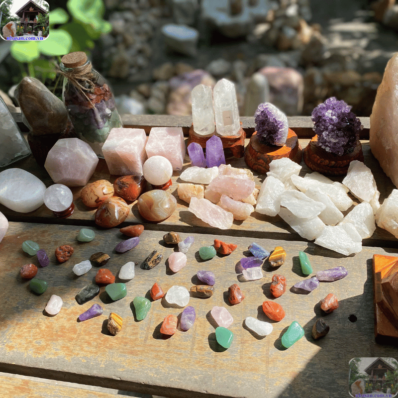 Bạn có thể chọn các vật phẩm phong thủy được chế tác từ thạch anh đặt trên bàn thờ Bạn có thể chọn các vật phẩm phong thủy được chế tác từ thạch anh đặt trên bàn thờ