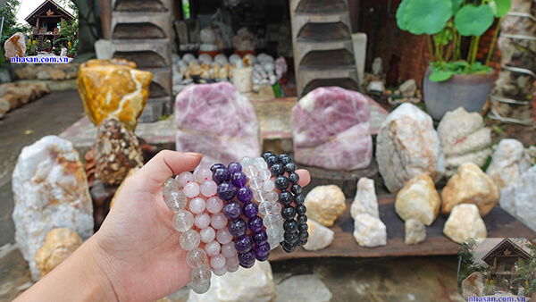 Từ các loại đá thô được chế tác thành các loại trang sức đá Từ các loại đá thô được chế tác thành các loại trang sức đá