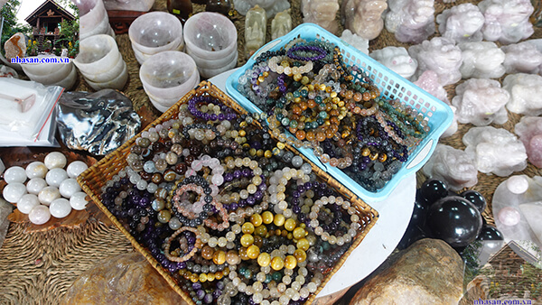 Đá thạch anh đeo có lên nước không là thắc mắc của nhiều người Đá thạch anh đeo có lên nước không là thắc mắc của nhiều người