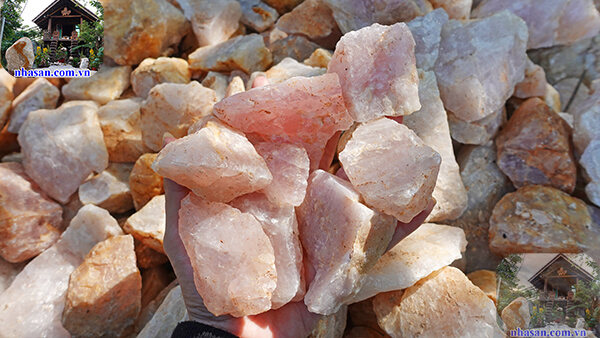 Đá thạch anh vụn hồng tự nhiên 4x6cm Đá thạch anh vụn hồng tự nhiên 4x6cm