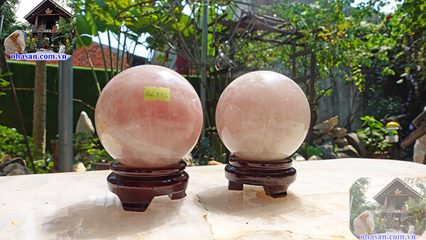 Quả cầu đá thạch anh hồng để bàn làm việc Quả cầu đá thạch anh hồng để bàn làm việc