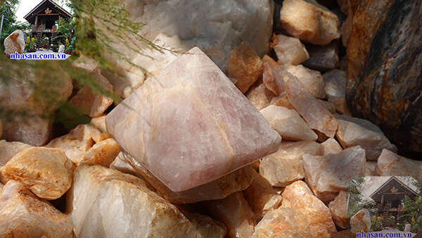 Kim tự tháp thạch anh hồng để bàn làm việc Kim tự tháp thạch anh hồng để bàn làm việc