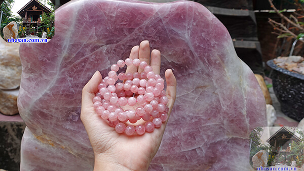 Đeo vòng tay thạch anh hồng giúp kết nối nhiều mối quan hệ Đeo vòng tay thạch anh hồng giúp kết nối nhiều mối quan hệ