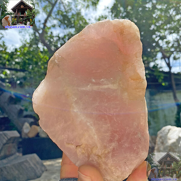 Thạch anh hồng thô còn được dùng để trang trí Thạch anh hồng thô còn được dùng để trang trí