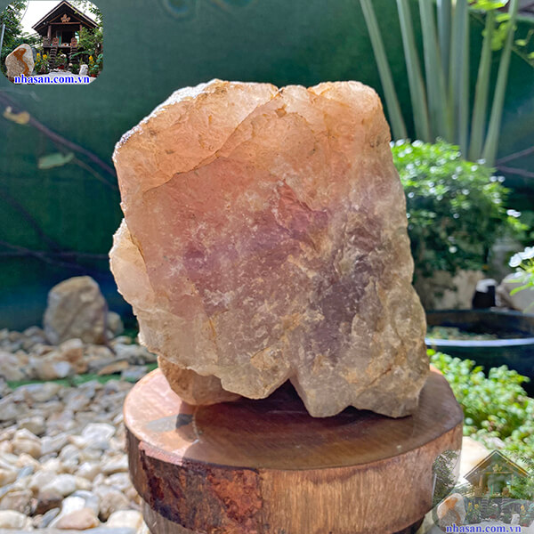 Thạch anh hồng thô là đá chưa qua xử lý Thạch anh hồng thô là đá chưa qua xử lý