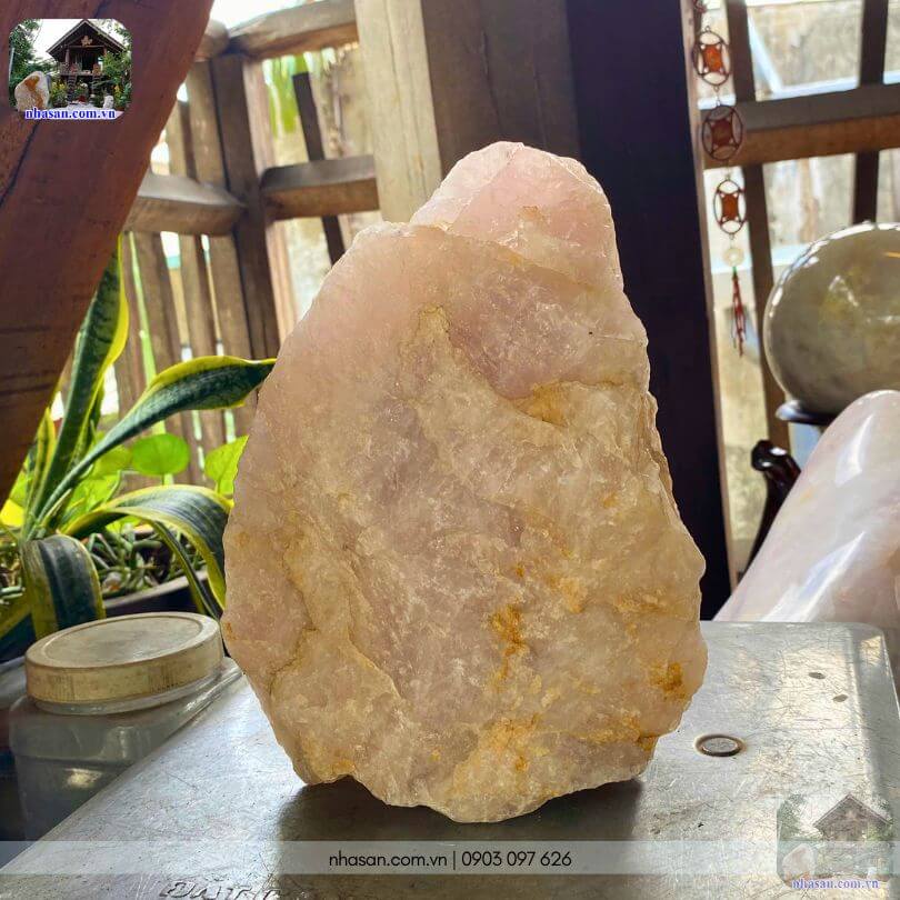 Khối đá thạch anh hồng thô K293 có kích thước lý tưởng để decor ở nhiều không gian Khối đá thạch anh hồng thô K293 có kích thước lý tưởng để decor ở nhiều không gian