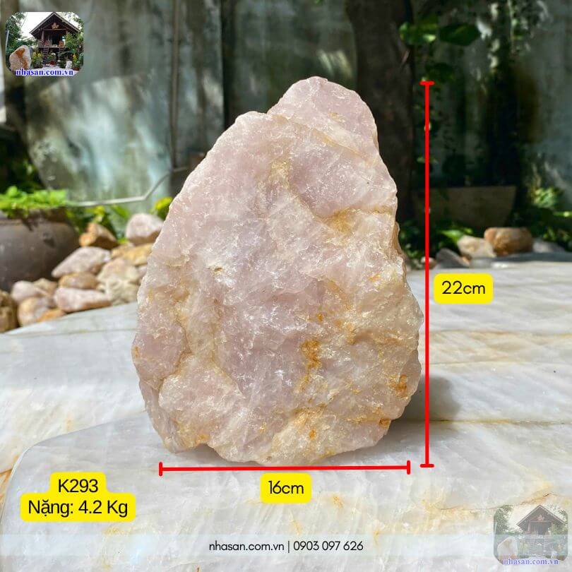 Khối đá thạch anh hồng thô K293 nặng 4.2kg, có kích thước cao 22cm x ngang 16cm Khối đá thạch anh hồng thô K293 nặng 4.2kg, có kích thước cao 22cm x ngang 16cm