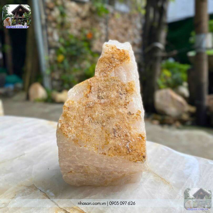 Mặt bên khối đá thạch anh hồng thô K294 với mảng khoáng vàng cam tự nhiên Mặt bên khối đá thạch anh hồng thô K294 với mảng khoáng vàng cam tự nhiên